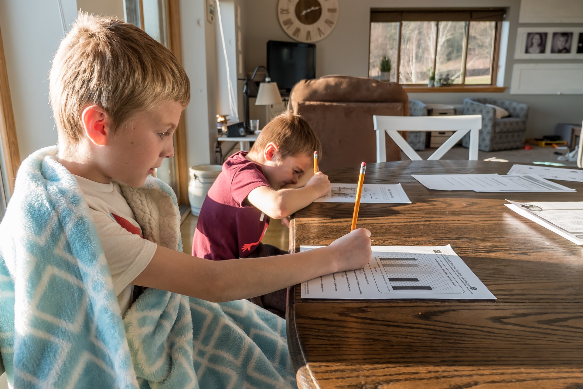 enfants qui font leurs devoirs