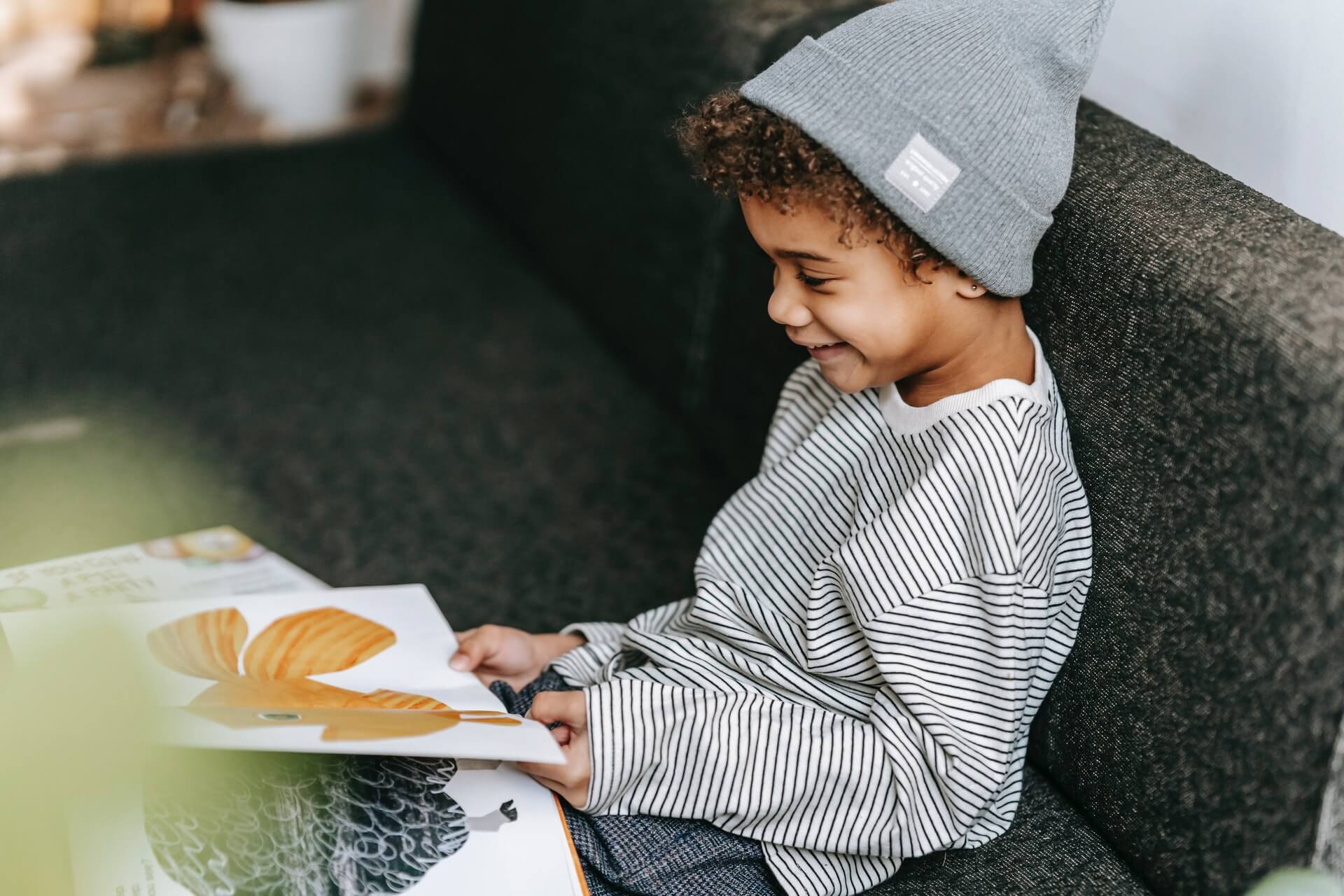 enfant qui lit un livre